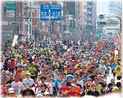 清澄通りを埋め尽くすランナー　東京マラソン財団