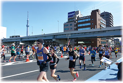 東京スカイツリーをバックに蔵前橋を駆け抜ける　東京マラソン財団