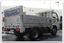 資源回収車（貨物車）を右後方から撮影した写真（荷積みなしの状態）