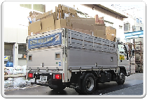 資源回収車（貨物車）を右後方から撮影した写真（荷積みの状態）