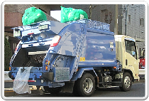 資源回収車（小型プレス車）を右後方から撮影した写真（荷積みなしの状態）