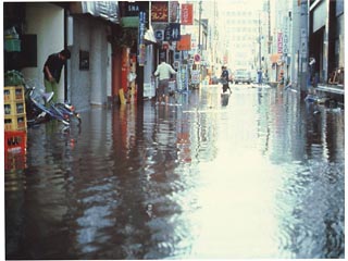 1980年代前半に冠水した錦糸町駅周辺の様子