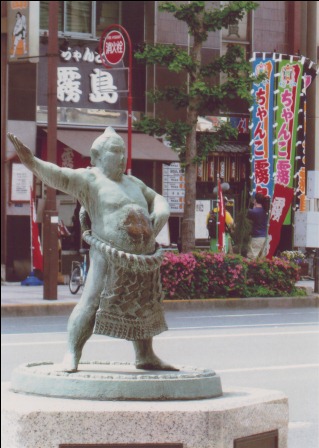 街中の力士像
