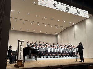 歌う様子