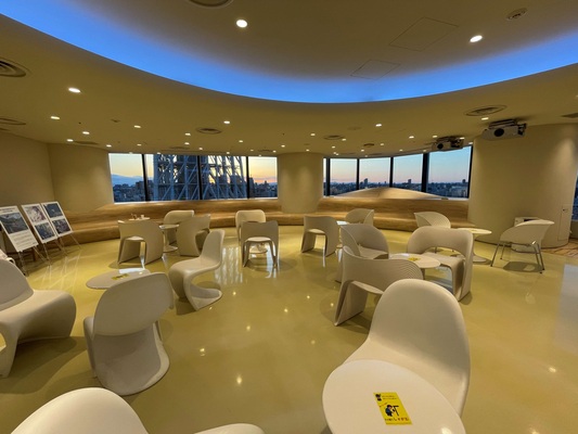 夕暮れの待合室