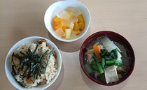 海苔と小松菜を飾ります。
