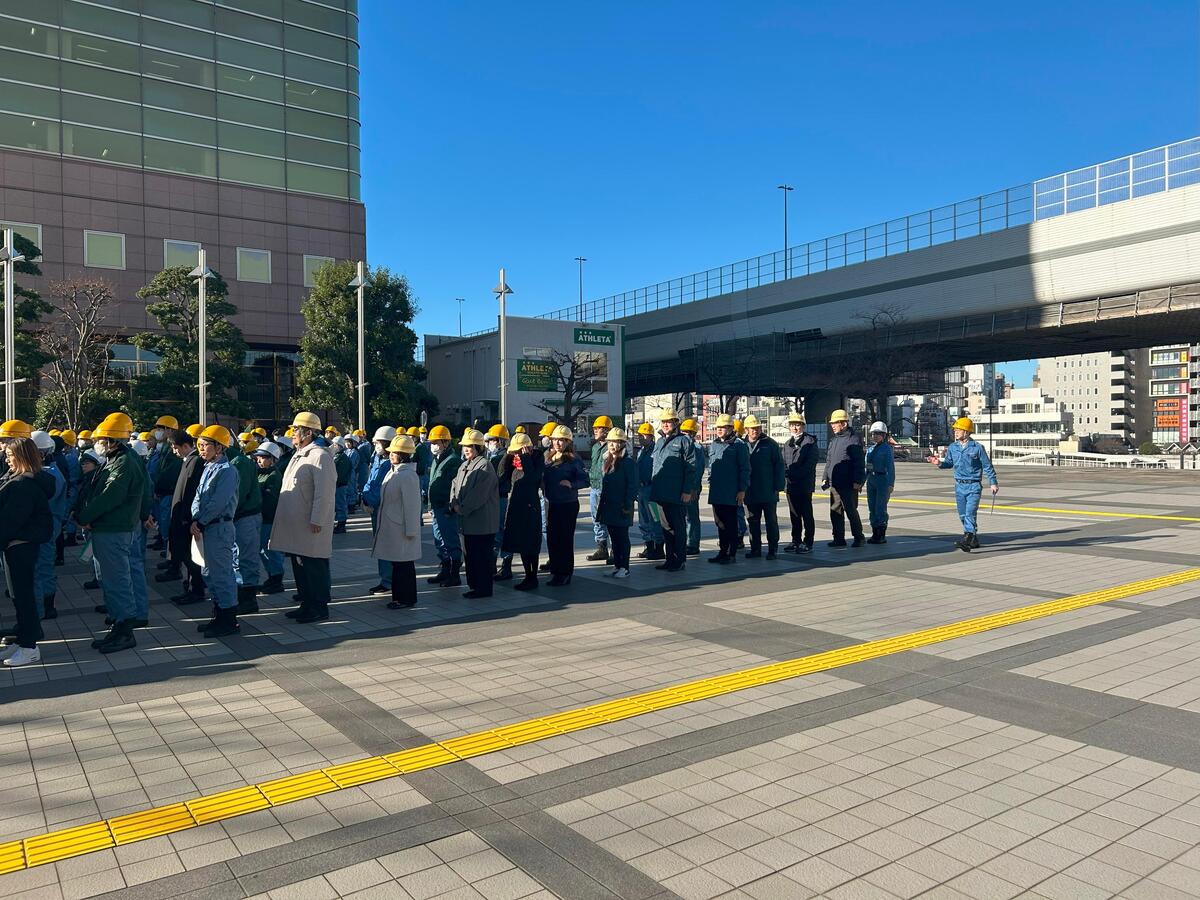 区職員とともに避難場所に集合する議員の写真