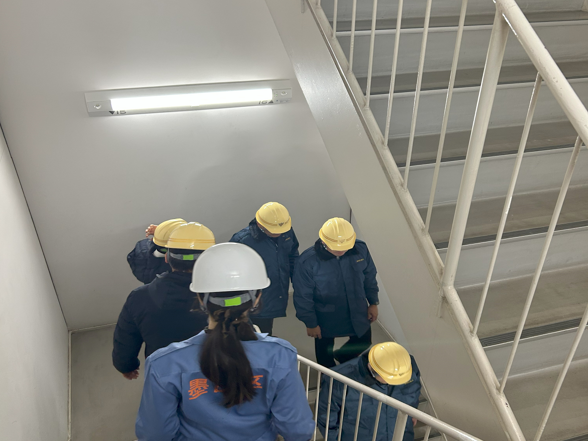 階段を使用して避難する議員の写真