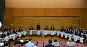 みどりコミュニティセンターで行われた議会改革特別委員会のようす