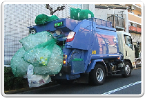 資源回収車（小型プレス車）を右後方から撮影した写真（荷積みの状態）