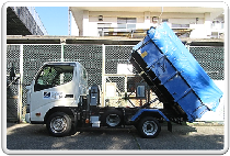 新小型ダンプ車の左側面を撮影した写真（ダンプ機能作動後の写真）