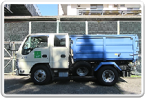 小型ダンプ車の左側面を撮影した写真