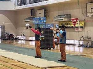 ヘルメットの重要性を説明