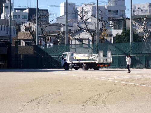 トラックによる左折巻き込み事故を人形で再現している写真