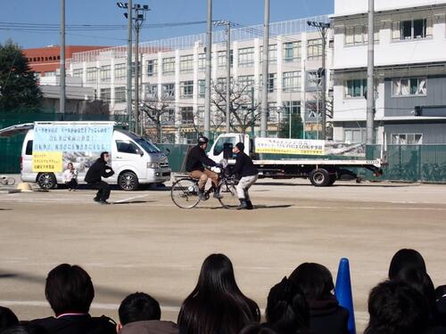 歩行者専用道路での自転車すり抜けによる事故をスタントマンが再現