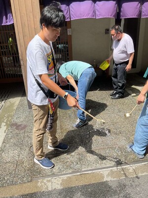 カラコネでの打ち水