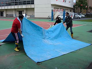  シートを広げて、池のサイズより大きめに折りたたみます