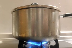 鍋を火にかける様子