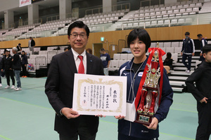 墨田区長賞をお渡しした國府選手と