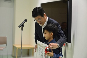 表彰している様子