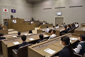 本会議場の説明を受けている様子