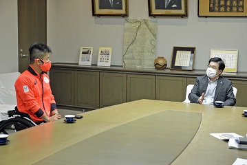 三浦選手から報告を受けている様子