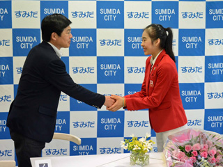 横田葵子選手と握手