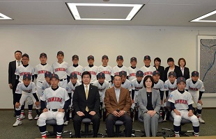 墨田区リトルシニア野球チームとの集合写真