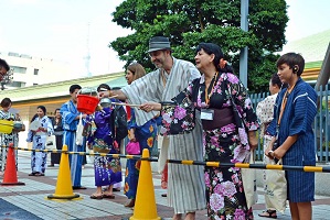 観光客が打ち水をしている様子