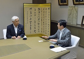 会談をしている様子