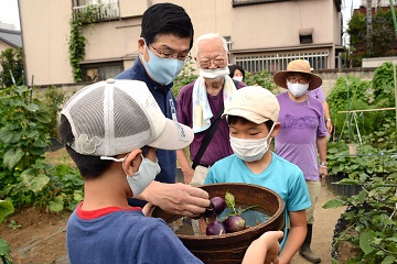 子どもPR大使と収穫した野菜を見ている様子