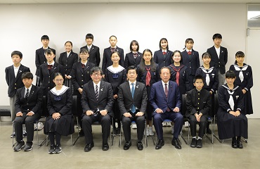 中学生議員との集合写真