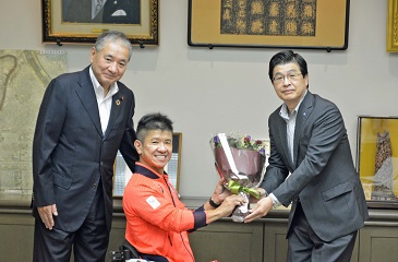 三浦選手に花束を贈呈している様子