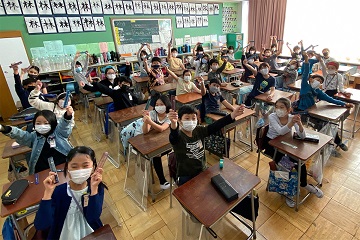 外出小学校の生徒が定規を持っている様子