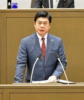 施政方針を説明する山本区長