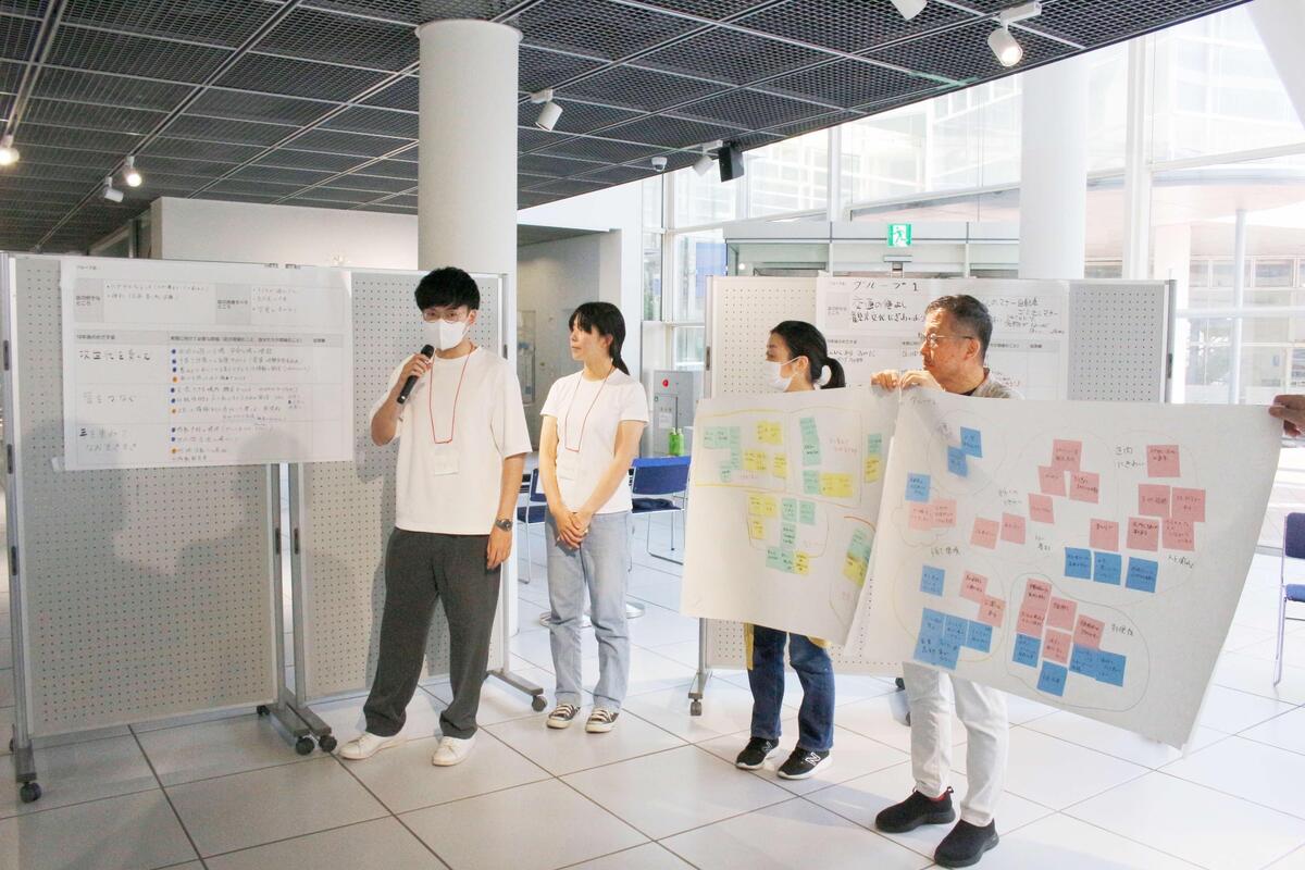 グループ内で取りまとめた意見を発表している写真