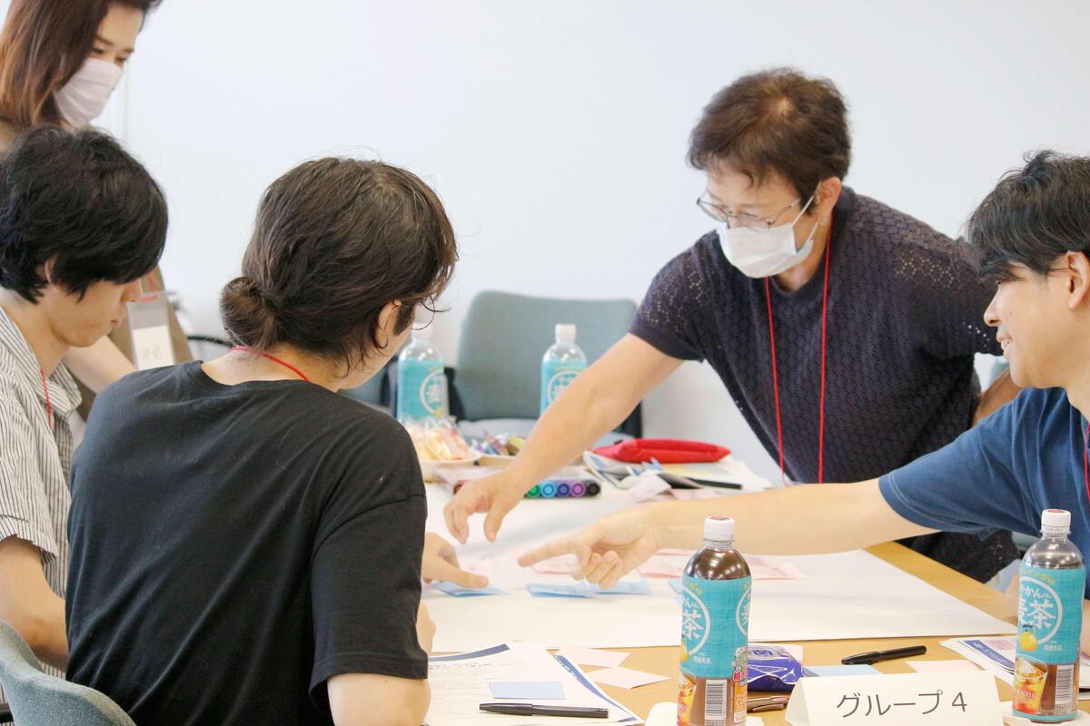 区民ワークショップで議論している写真