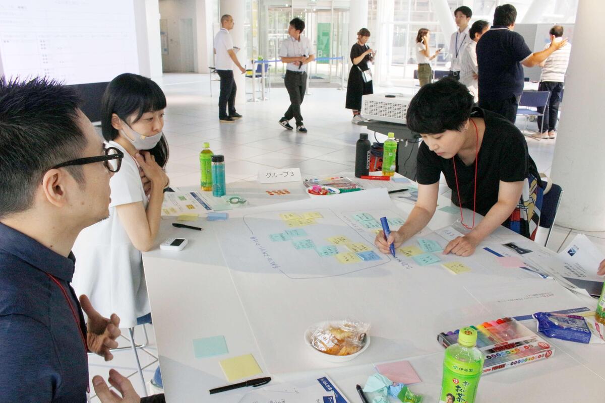 区民ワークショップで議論している写真2