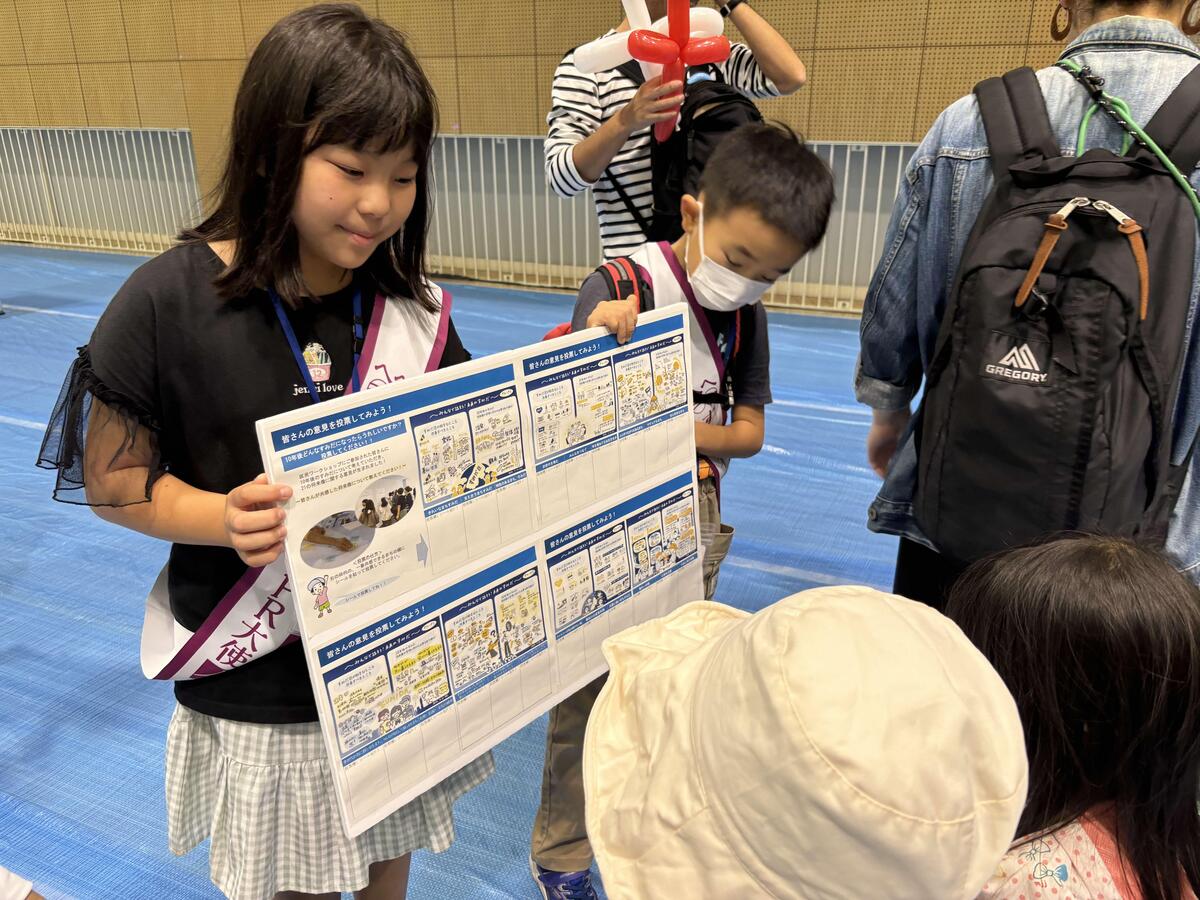 来場者に未来のまちのアンケートをとっているところ