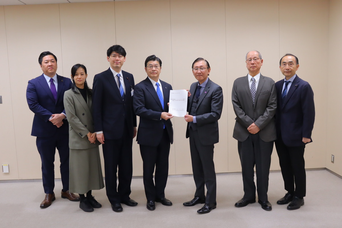 ひだりから、川松顧問、加藤顧問、福田副会長、山本会長、谷崎都市整備局長、宮本副会長、成清顧問