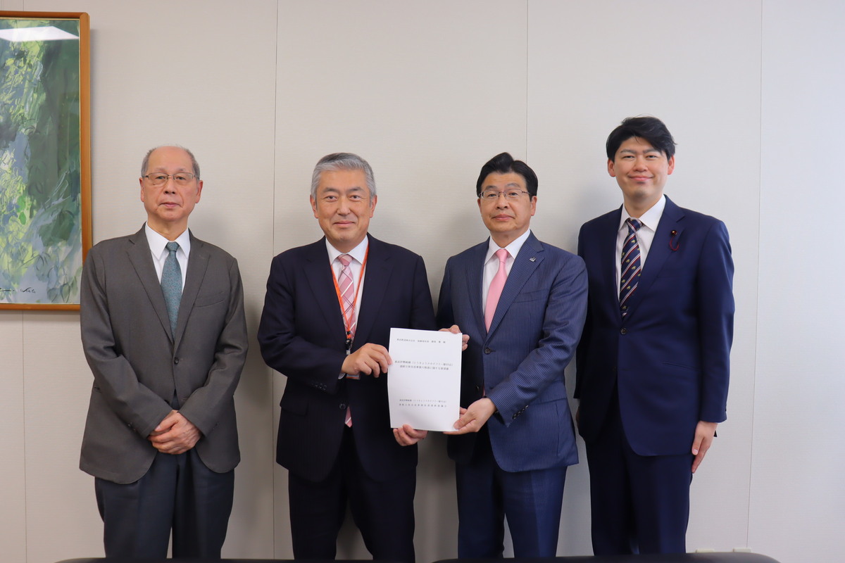 ひだりから、宮本副会長、鈴木鉄道事業本部長、山本会長、福田副会長