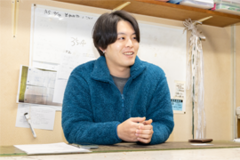 将来について楽しそうに話す圭太さんの写真