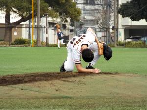 マウンドでものまねをしている様子