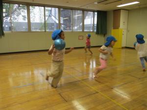 江東橋保育園本園でボール遊び