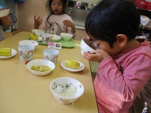 給食を食べている様子