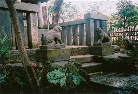 歴史をかたる狛犬